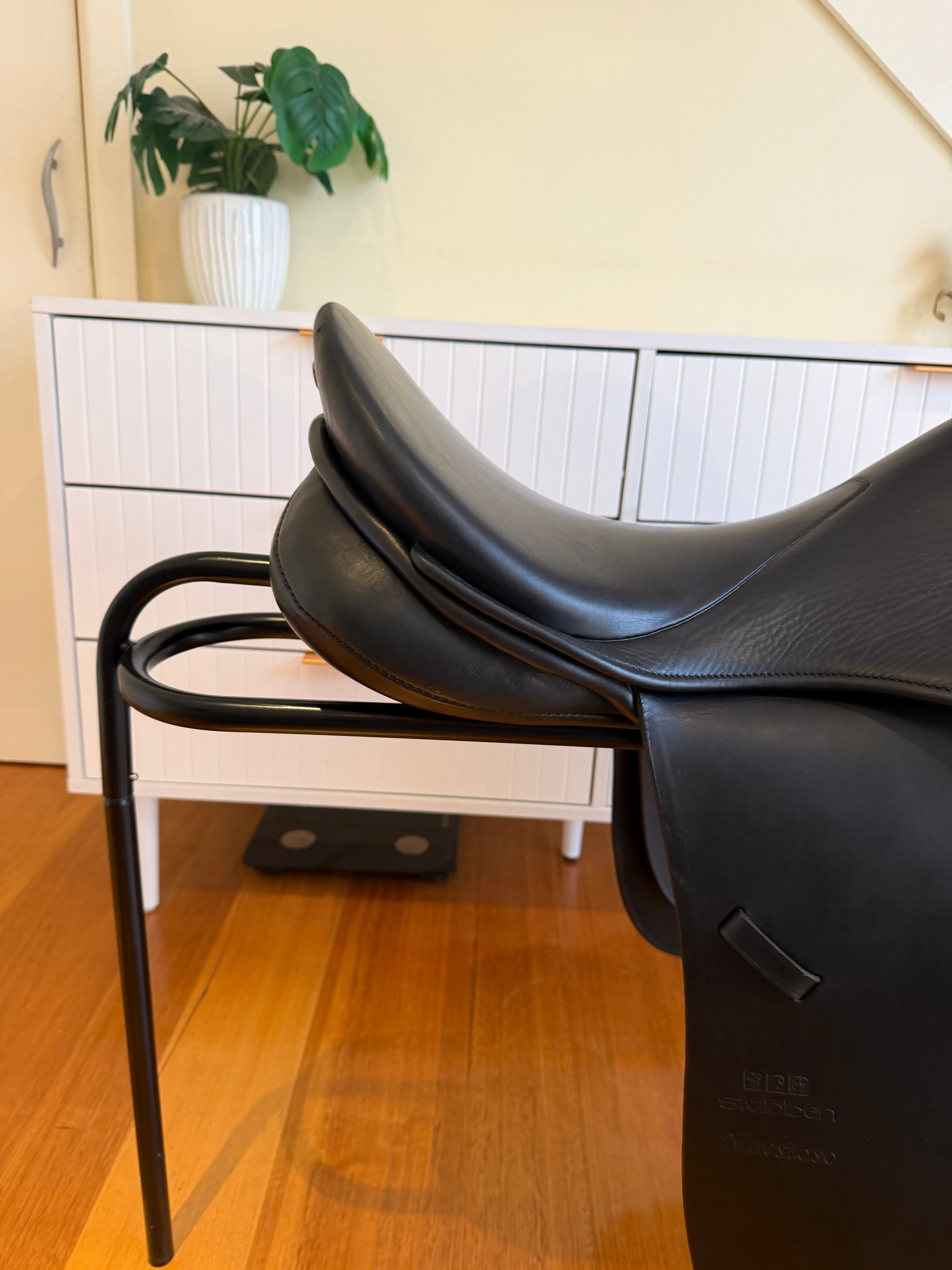 Stubben Maestoso Dressage 17"