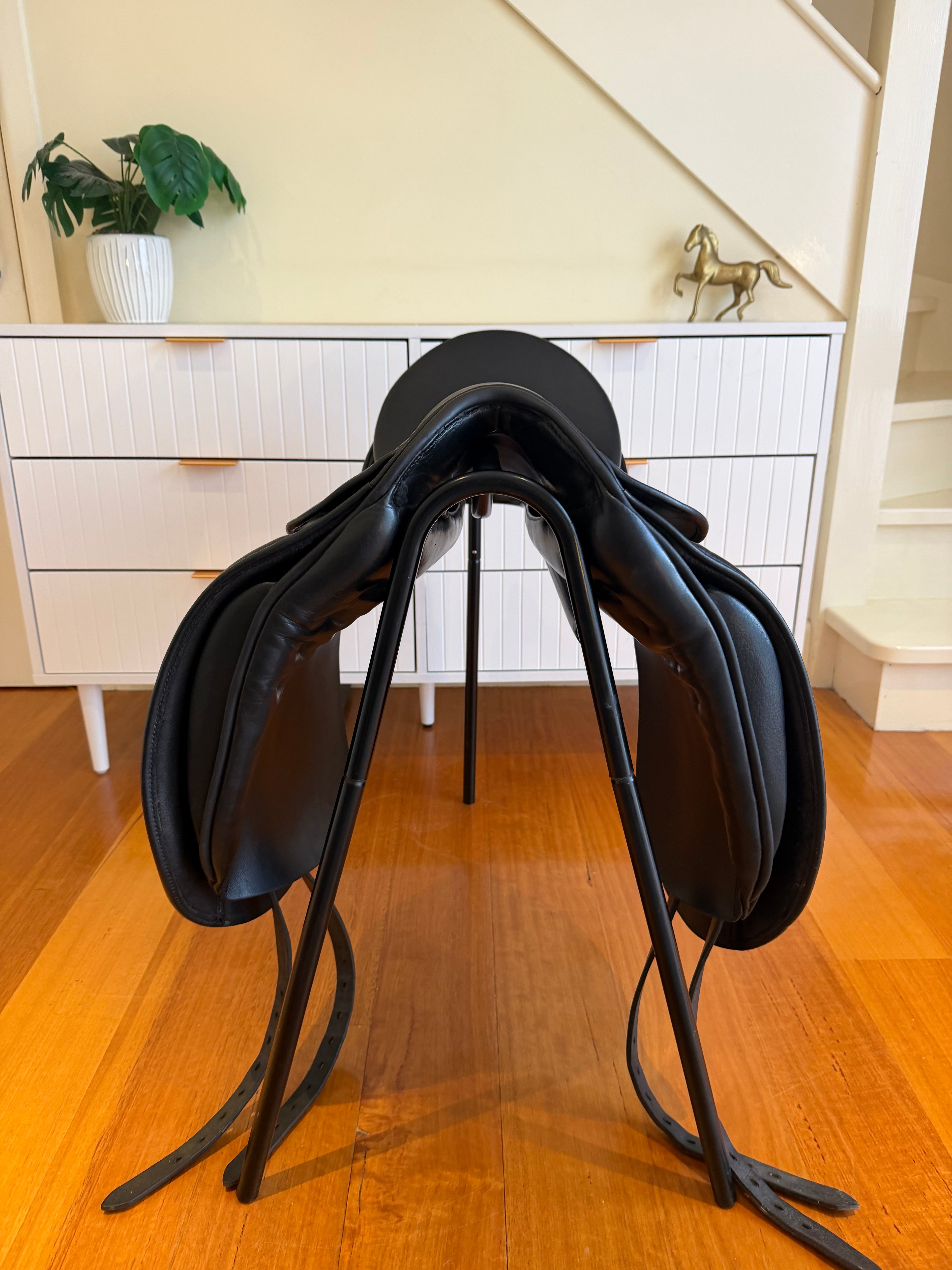 Stubben Maestoso Dressage 17"