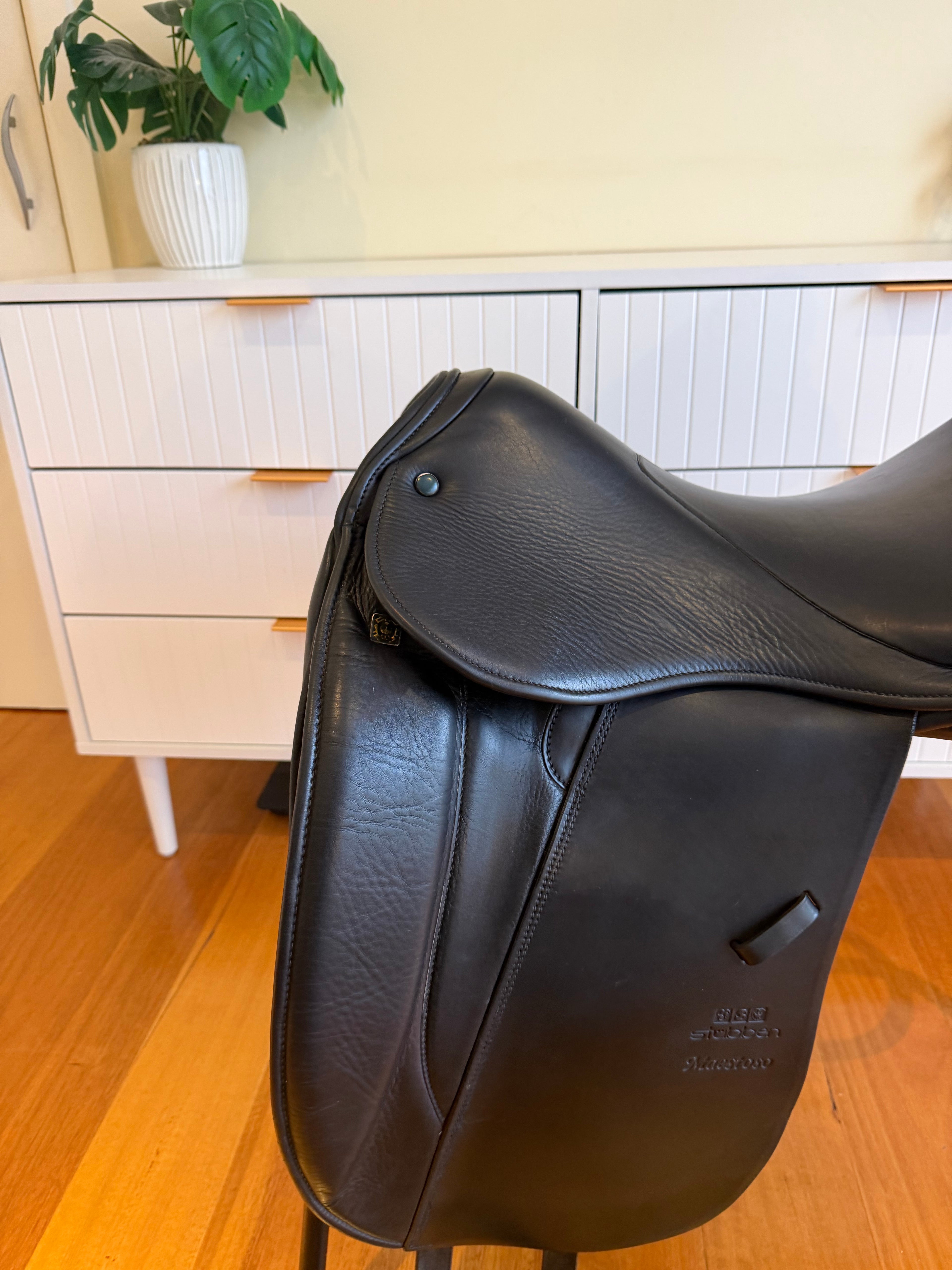 Stubben Maestoso Dressage 17"